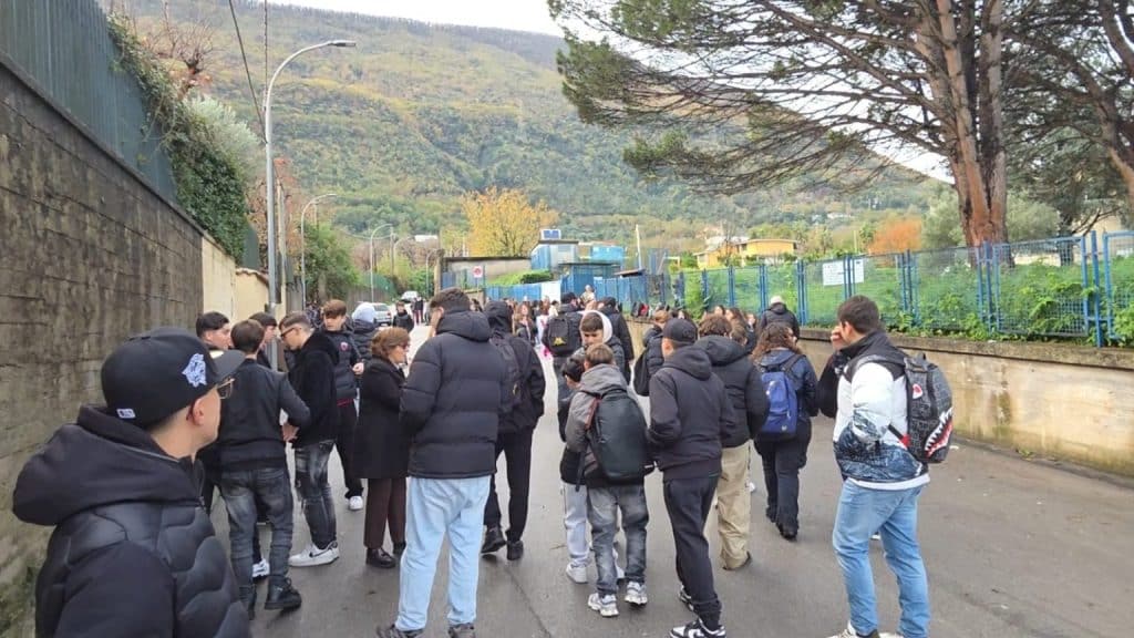protesta studenti nocera inferiore infiltrazioni sporcizia