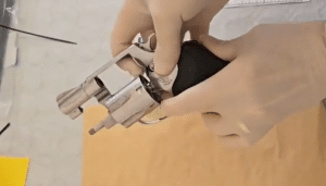 Maxi operazione nell’area orientale di Salerno: due arresti, armi clandestine e droga sequestrate dalla Polizia di Stato