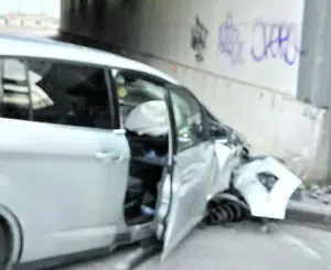 Violento incidente nel sottopasso di via Vinciprova: traffico paralizzato e un ferito in ospedale