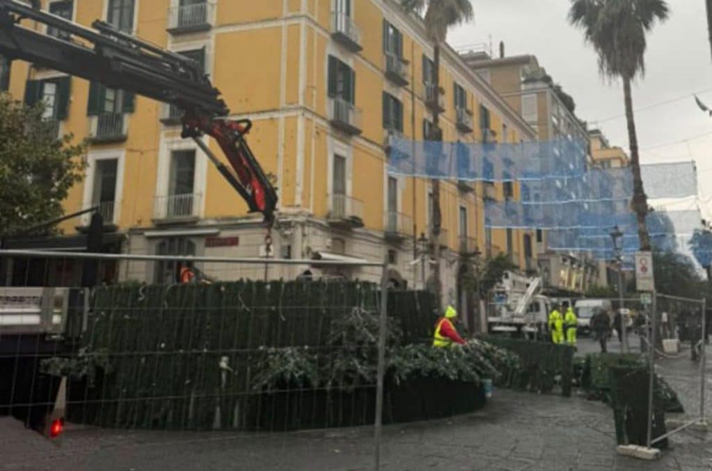salerno-iniziato-montaggio-albero-natale-piazza-portanova