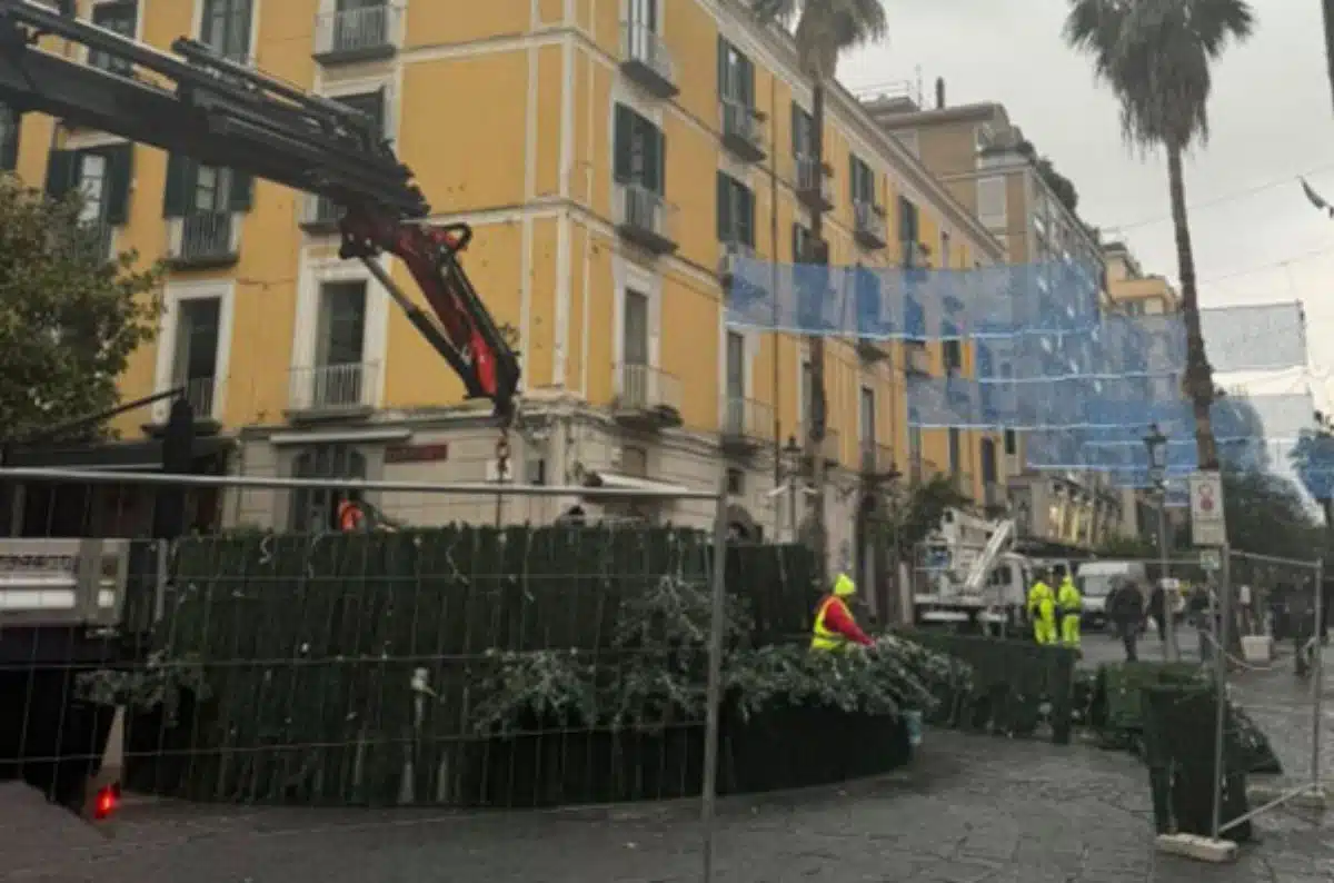 salerno-iniziato-montaggio-albero-natale-piazza-portanova