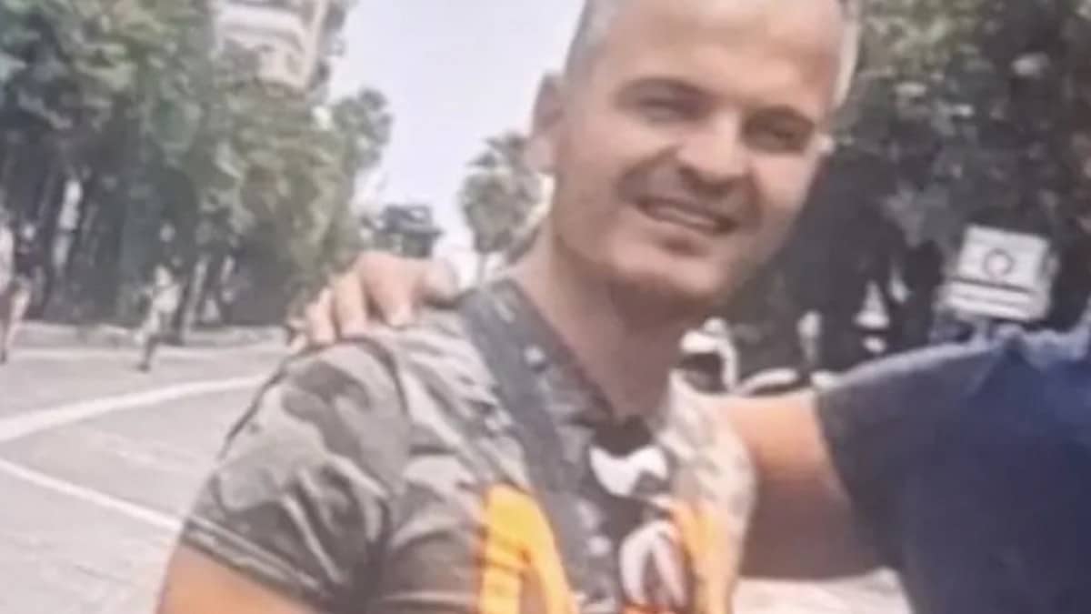 Torre del Greco, auto travolge volante della polizia: muore capo pattuglia, autista in fuga