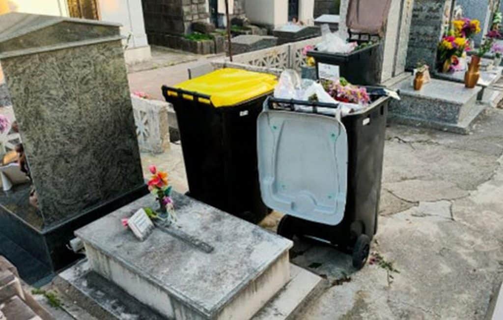 Cassonetti davanti alla tomba di una bambina defunta, tre anni di battaglie e indignazione a Salerno