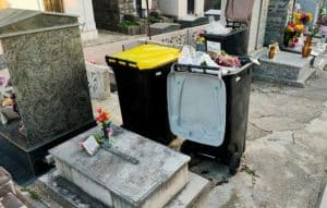 Cassonetti davanti alla tomba di una bambina defunta, tre anni di battaglie e indignazione a Salerno