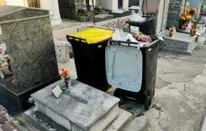 Cassonetti davanti alla tomba di una bambina defunta, tre anni di battaglie e indignazione a Salerno