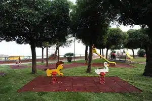 Chiuso il parco giochi di lungomare Tafuri: maxi varco nel muro di contenimento, ordinanza del sindaco