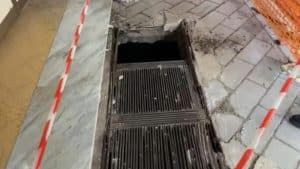 salerno donna dimessa ospedale caduta tombino griglia