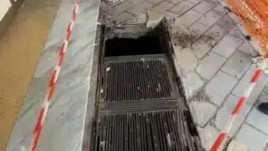 salerno donna dimessa ospedale caduta tombino griglia