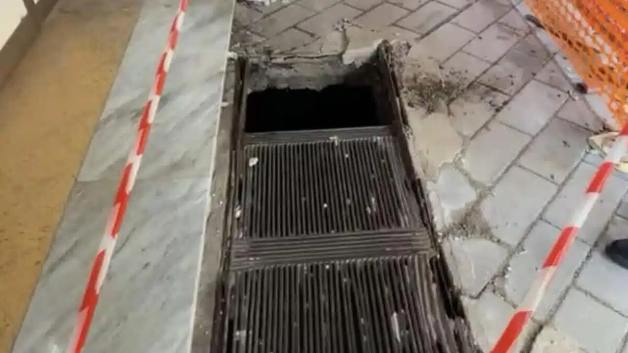 salerno donna dimessa ospedale caduta tombino griglia