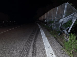 Giovane perde il controllo dell’auto sulla Bussentina: finisce contro i guard rail e ferito