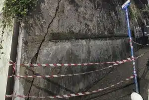 via Velia muro pericolante