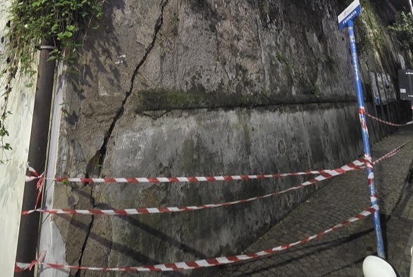 via Velia muro pericolante
