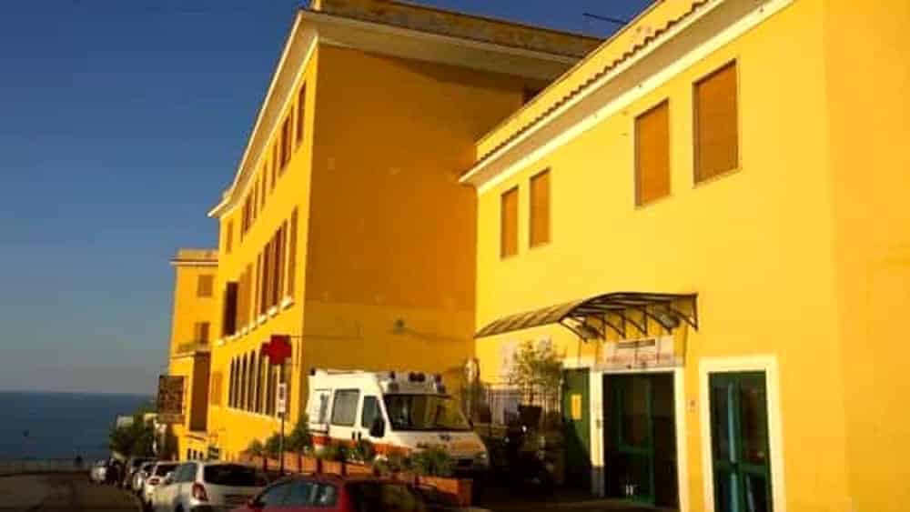 ospedale costa amalfi persone coda attesa medico asl