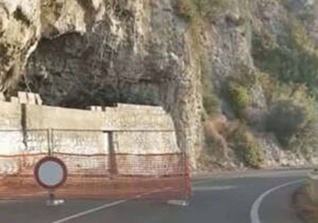 cetara disgaggio massi pericolanti strada amalfitana chiusa 5 ore