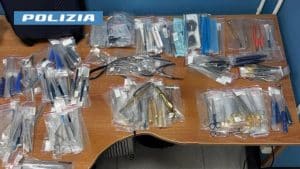 Strumenti medici nascosti in un trolley: fermati e denunciati due uomini a Napoli per ricettazione