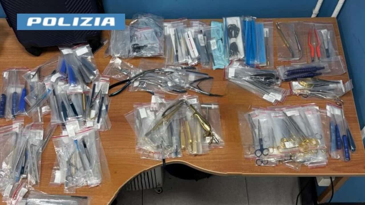 Strumenti medici nascosti in un trolley: fermati e denunciati due uomini a Napoli per ricettazione