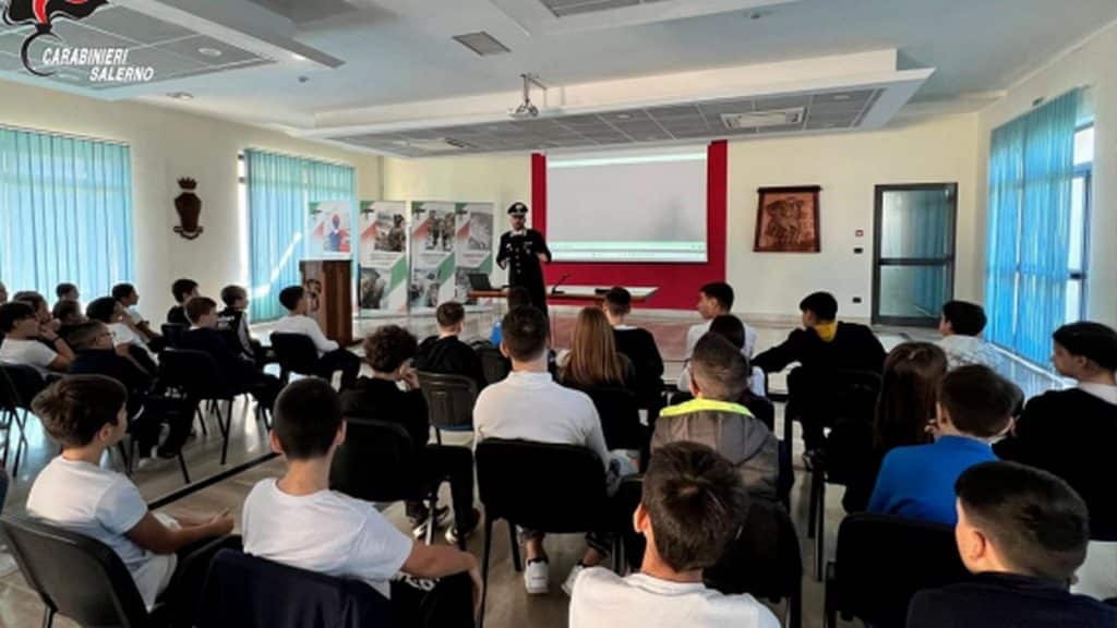 studenti visita comando carabinieri salerno giornata forze armate