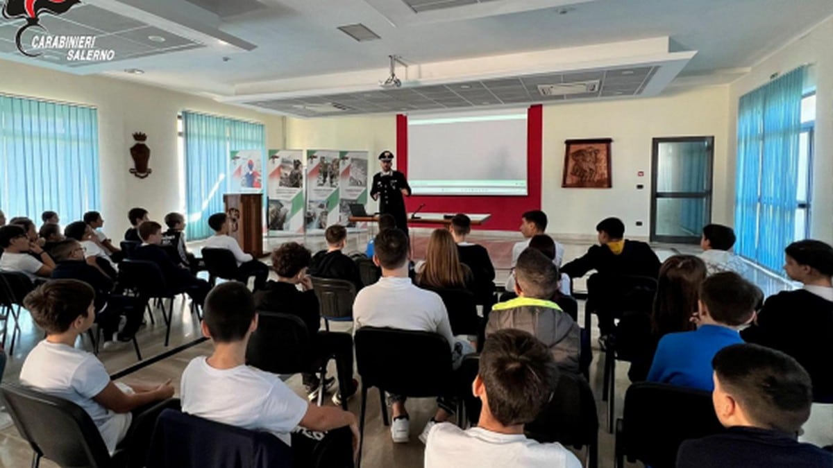 studenti visita comando carabinieri salerno giornata forze armate