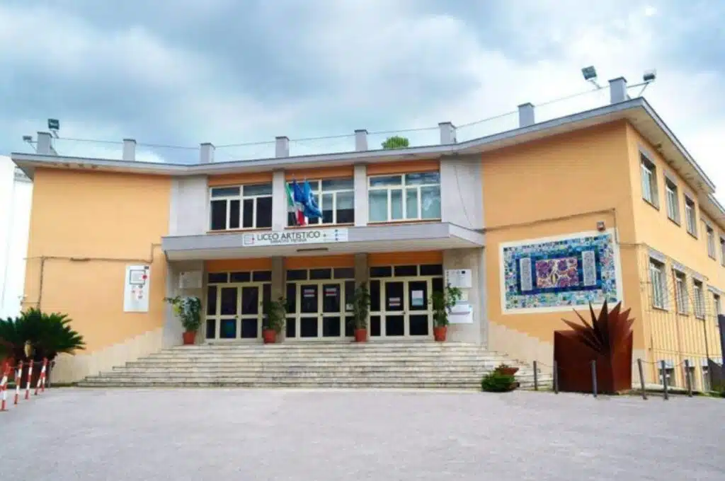 studentesse intossicate salerno lezioni liceo artistico
