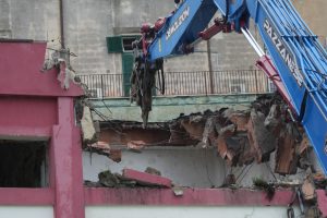 Al via l'abbattimento del vecchio edificio scolastico di Marina di Vietri sul Mare: lì nascerà la nuova caserma dei Carabinieri