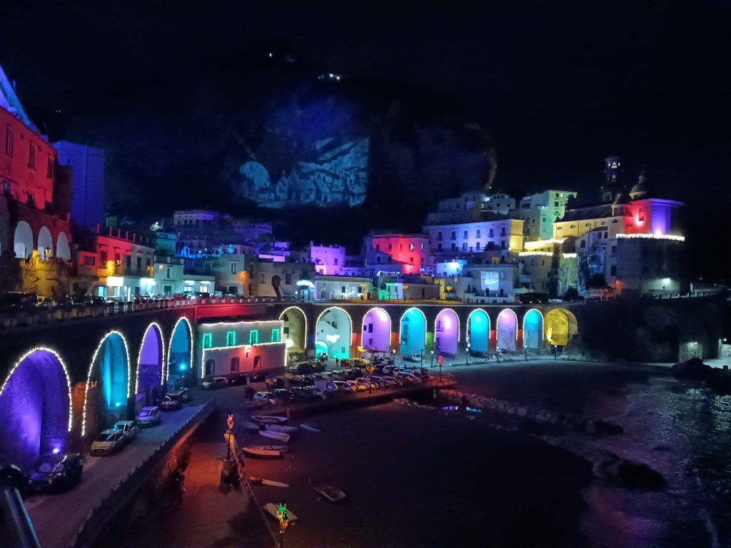 Atrani protagonista su La Freccia: il borgo più piccolo d’Italia raccontato come un presepe sul mare