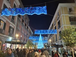 Luci d’Artista, boom di visitatori nel weekend dell’Immacolata. Galdi: «Domenica in 80 mila nella villa comunale»