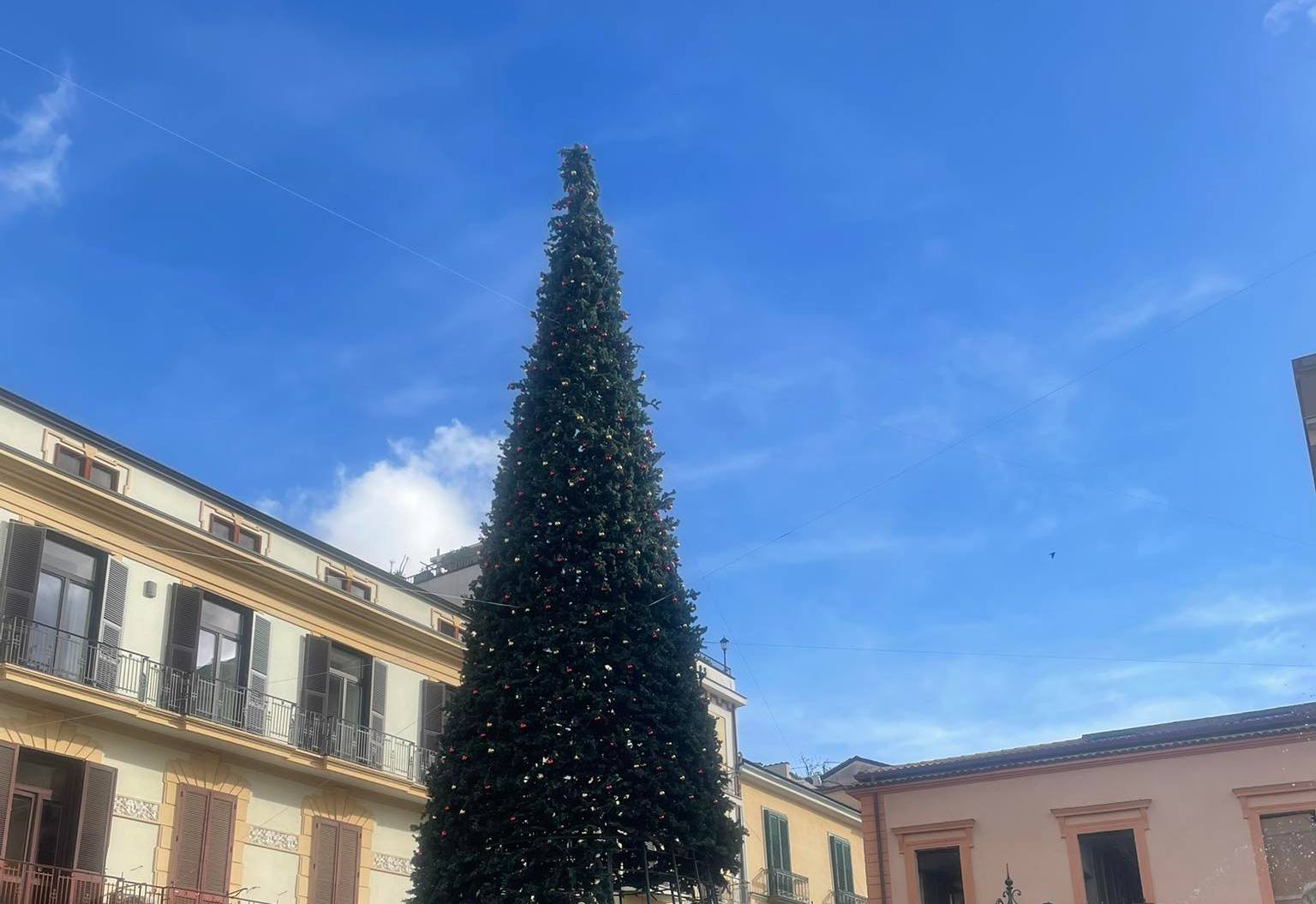 Cava de’ Tirreni accende il Natale: domani la cerimonia dell’albero e un cartellone di eventi fino a febbraio