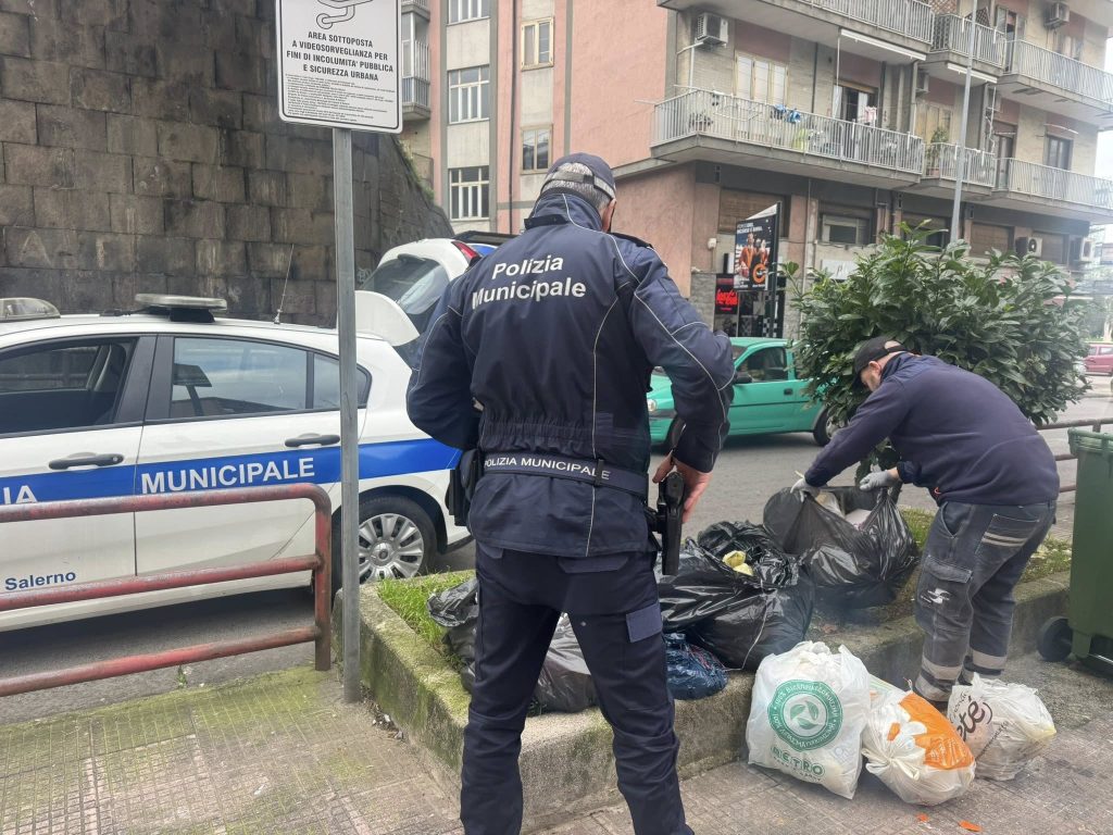 Salerno, controlli a tappeto sui rifiuti: multe per chi non rispetta le regole