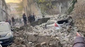 Napoli, crolla un muro all'Arenaccia: auto travolte dalle macerie, nessun ferito segnalato