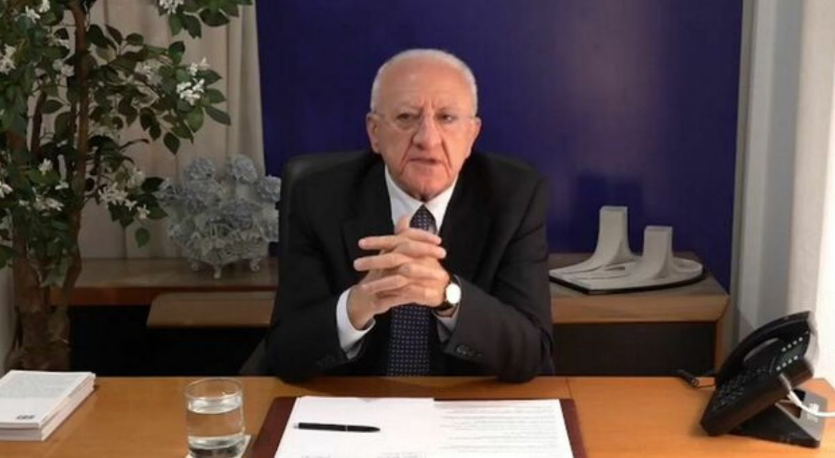 vincenzo de luca feste politiche ironia diretta facebook silenzio giunta campania