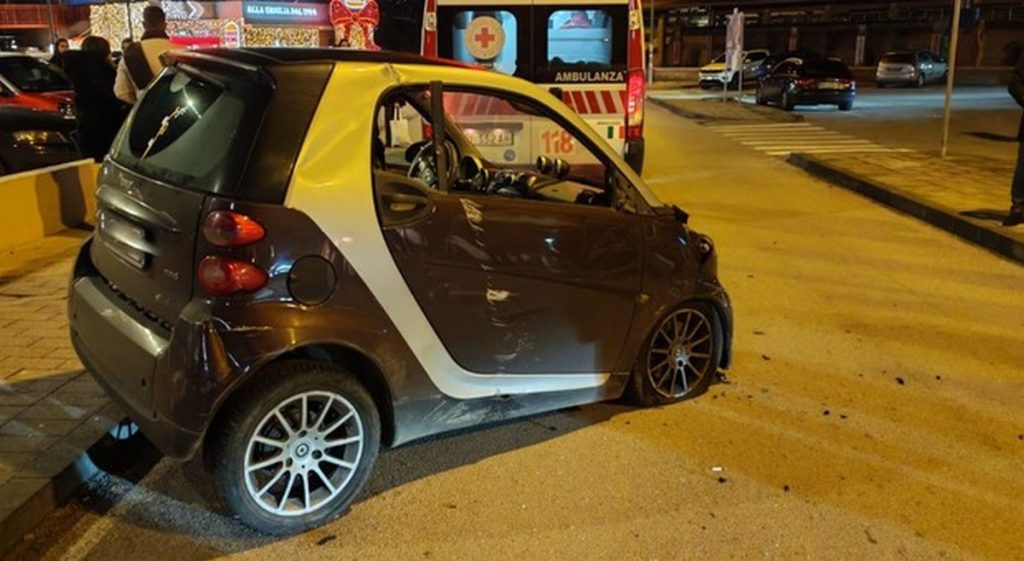 Agropoli, violento incidente notturno in via Libertà: Smart finisce nel parcheggio del fast food e travolge due auto in sosta