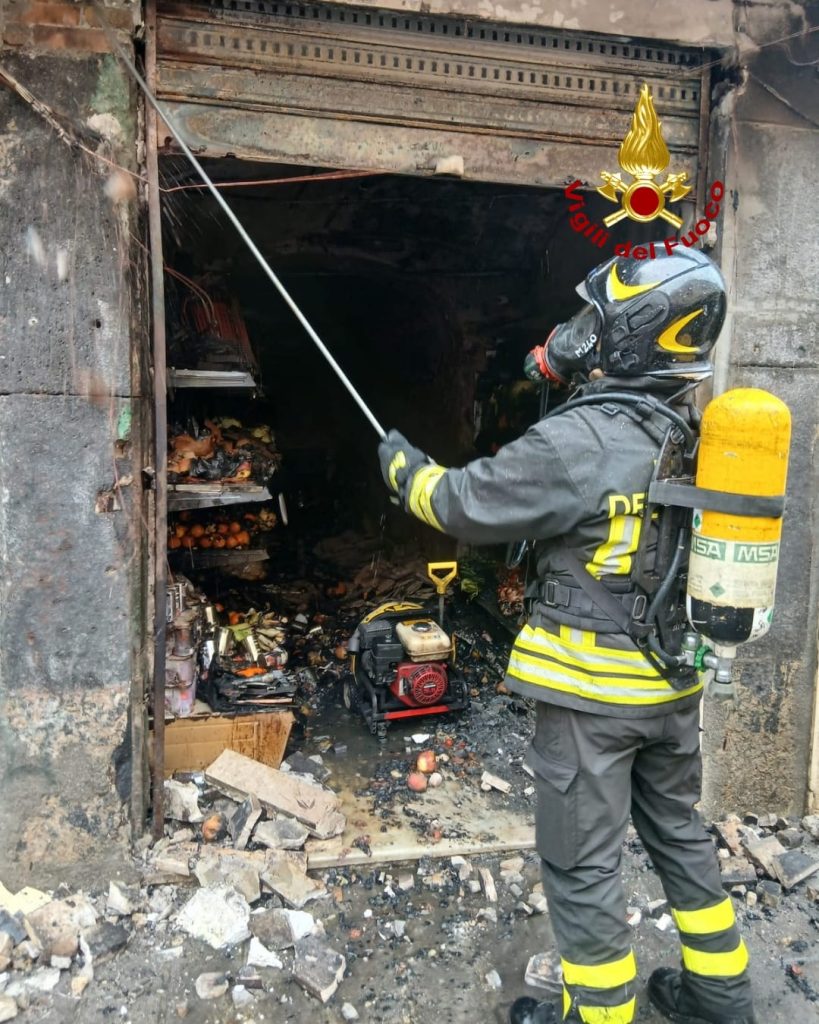 salerno incendio negozio frutta verdura 24 dicembre