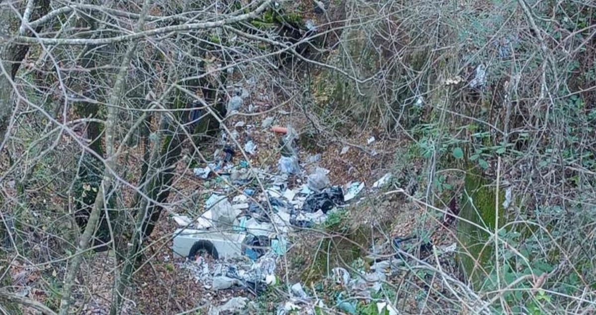 Sala Consilina, scoperte discariche abusive per oltre un chilometro: rifiuti ingombranti in aree di pregio ambientale