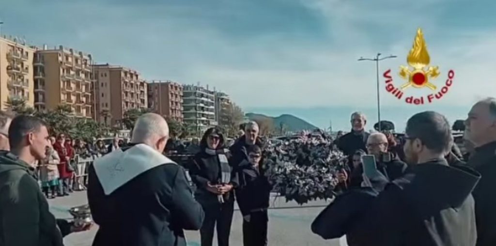 salerno cerimonia immacolata deposta corona statua