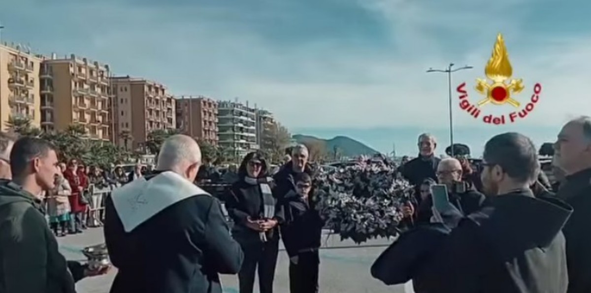 salerno cerimonia immacolata deposta corona statua