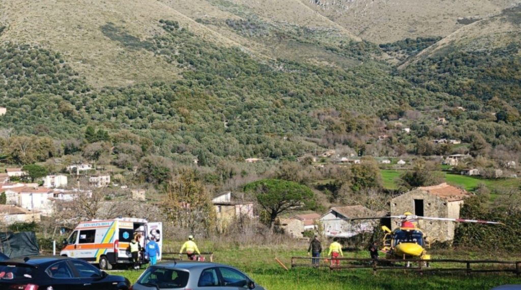 camerota donna caduta muro 25 dicembre