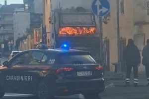 incendio autocompattatore rifiuti nocera inferiore