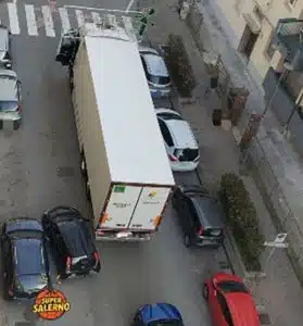 Salerno, camion resta impigliato tra le Luci d’Artista: caos alla rotatoria di via Irno