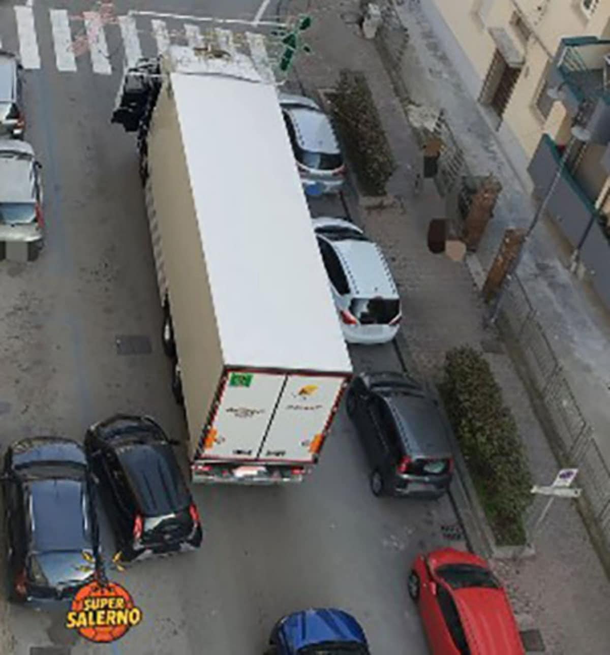 Salerno, camion resta impigliato tra le Luci d’Artista: caos alla rotatoria di via Irno