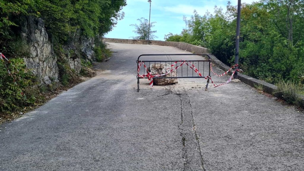 montalbino nuovi distacchi massi tornanti lavori