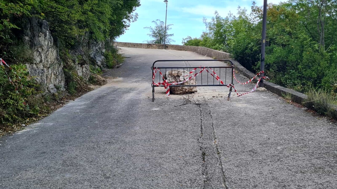 montalbino nuovi distacchi massi tornanti lavori