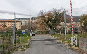 Salerno auto bloccata passaggio livello