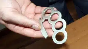 salerno aggredito gruppo piazza libertà