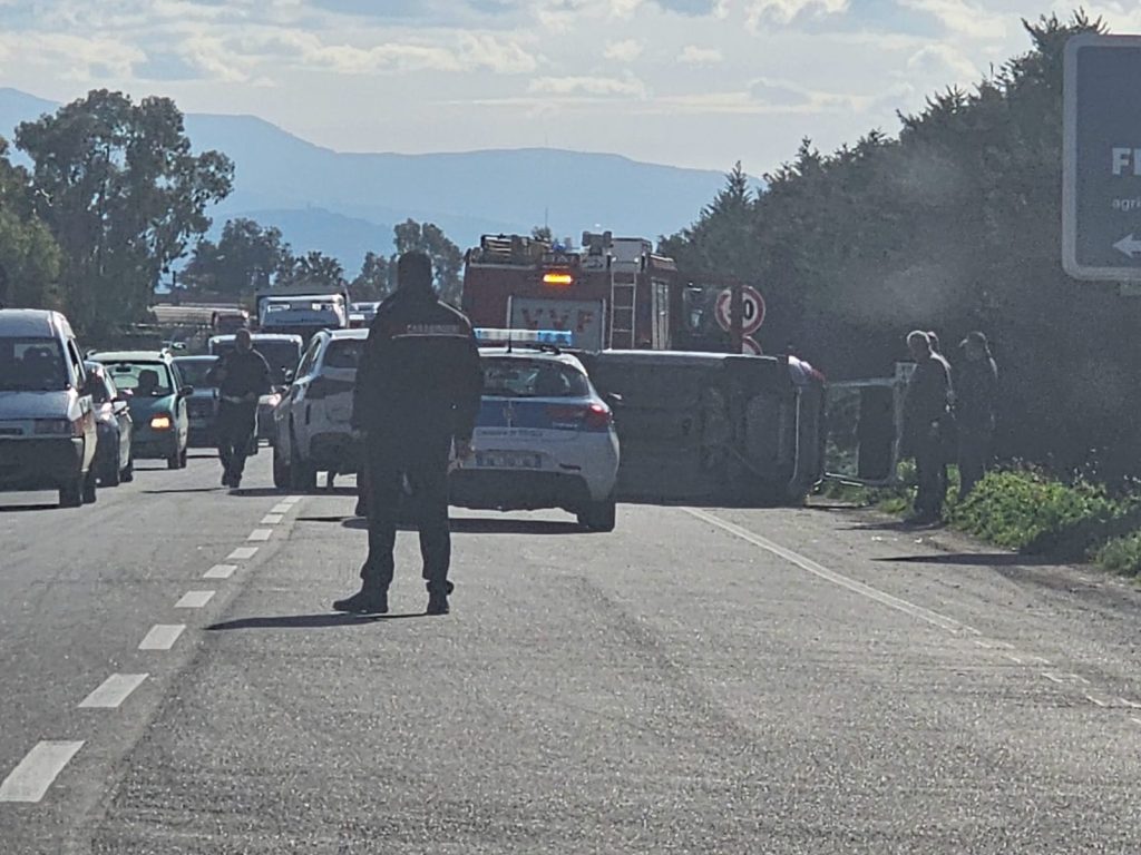 🔴 Incidente tra due auto, una si ribalta: due feriti gravi