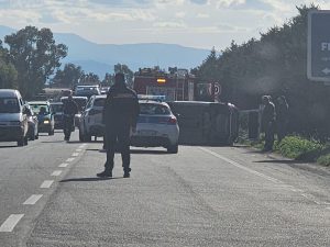 🔴 Incidente tra due auto, una si ribalta: due feriti gravi