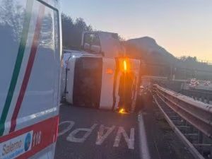 Camion si ribalta sull’A2 tra San Mango e Salerno: autista in ospedale per accertamenti