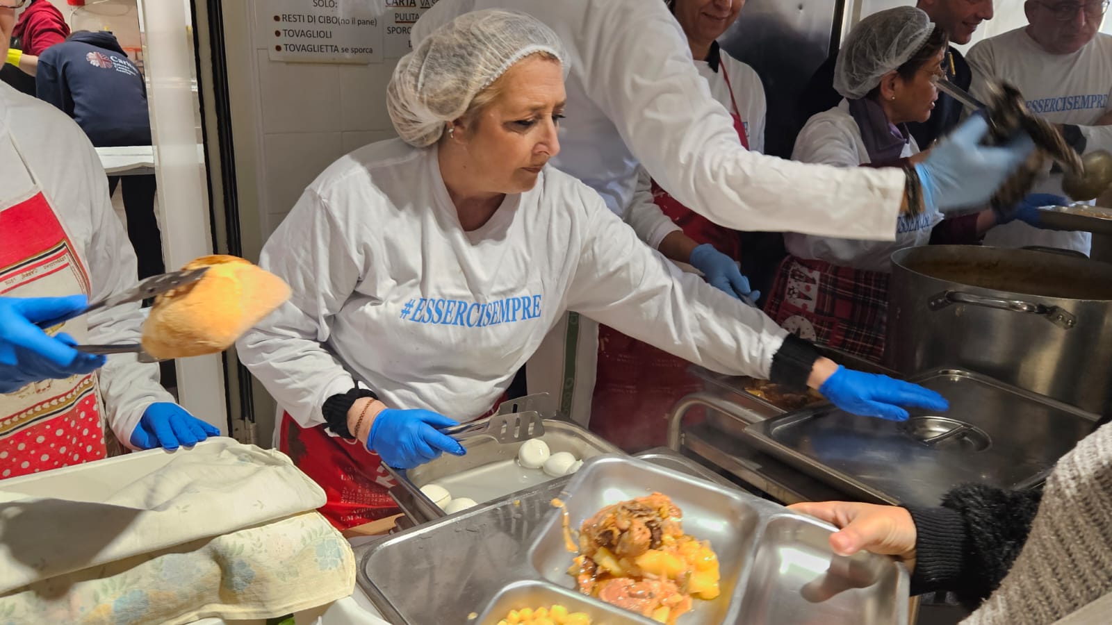 La Polizia di Stato serve il pranzo ai più fragili: iniziativa solidale alla Mensa dei Poveri San Francesco
