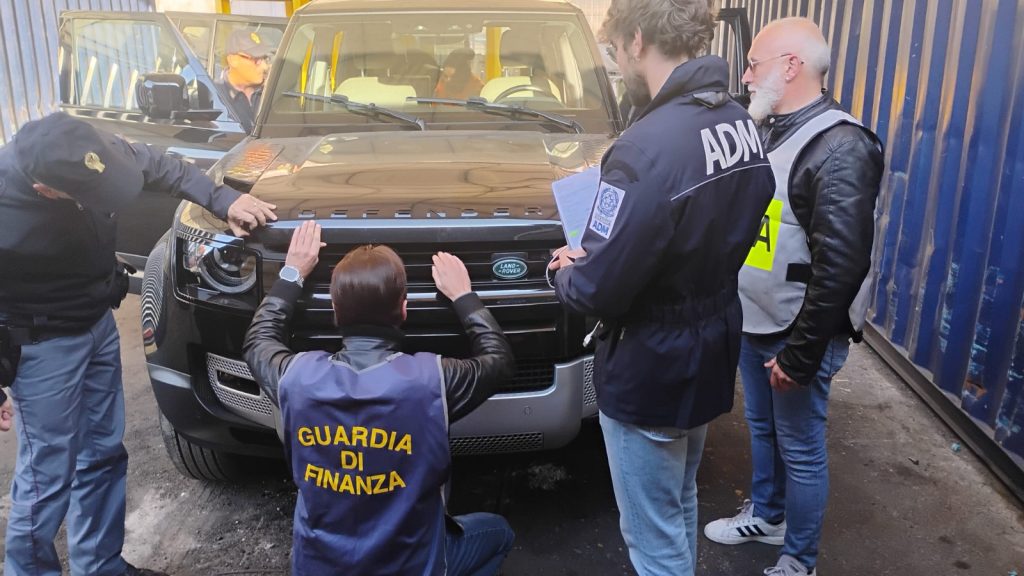 Salerno, maxi sequestro di auto trafugate dal Canada e dirette in Guinea