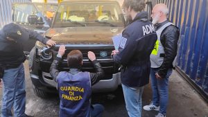 Salerno, maxi sequestro di auto trafugate dal Canada e dirette in Guinea