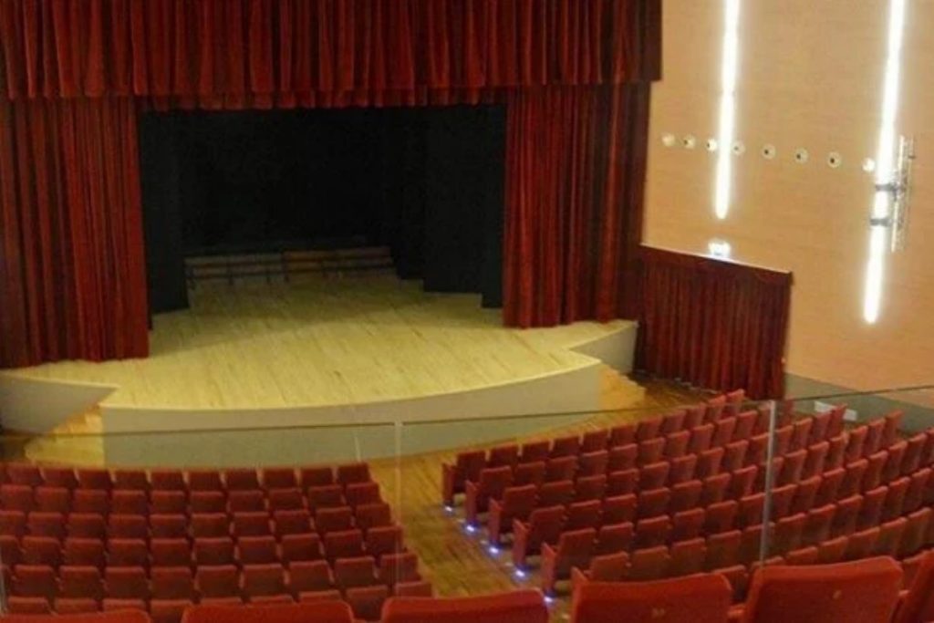vallo lucania teatro de berardinis presunti affidamenti irregolari denuncia